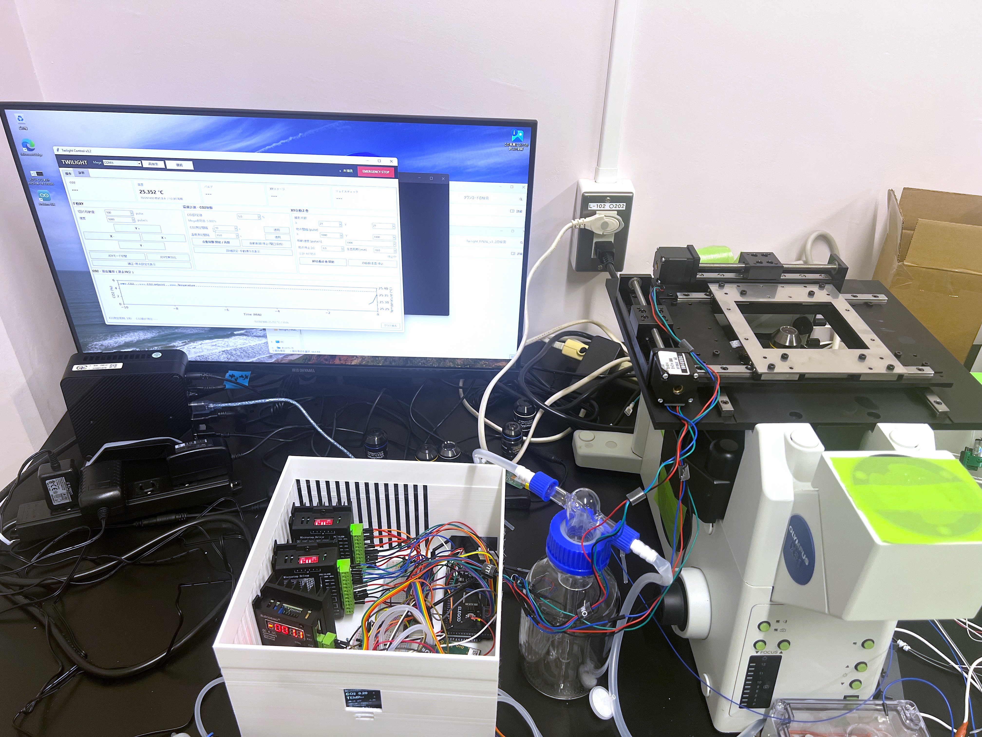 Imaging setup combining a microscope, a custom-built stage, and a measurement control system